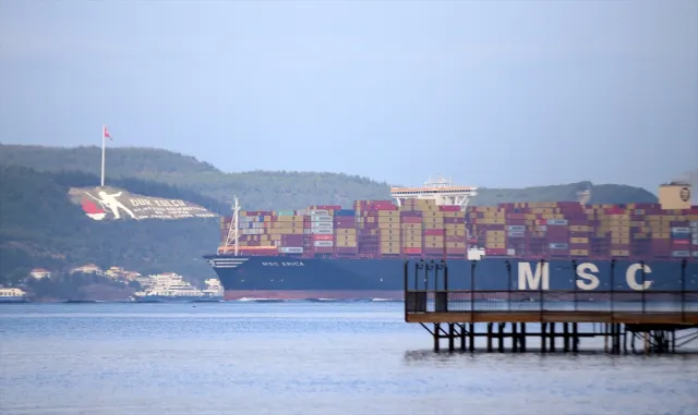 Dev konteyner gemisi Çanakkale Boğazı’ndan geçti Dev konteyner gemisi Çanakkale Boğazı’ndan geçti