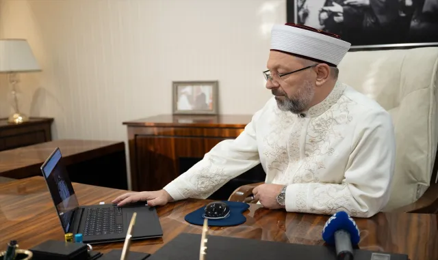 Diyanet İşleri Başkanı Erbaş, AA’nın "Yılın Kareleri" oylamasına katıldı: Diyanet İşleri Başkanı Erbaş, AA’nın "Yılın Kareleri" oylamasına katıldı: