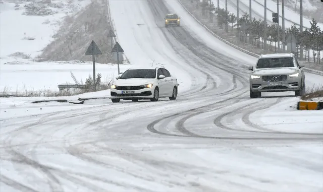 Erzurum, Ardahan ve Kars’ta kar yağışı etkisini sürdürüyor Erzurum, Ardahan ve Kars’ta kar yağışı etkisini sürdürüyor
