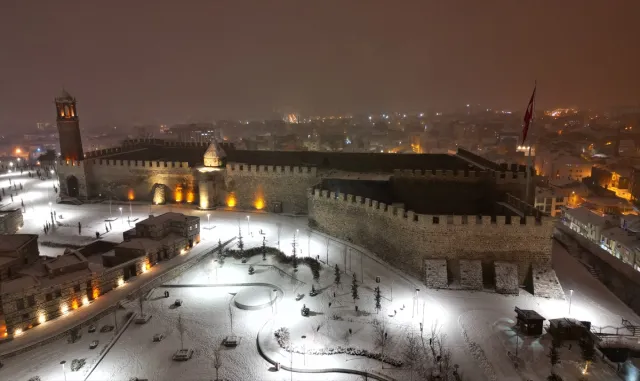 Erzurum’da kar yağışı etkili oluyor Erzurum’da kar yağışı etkili oluyor