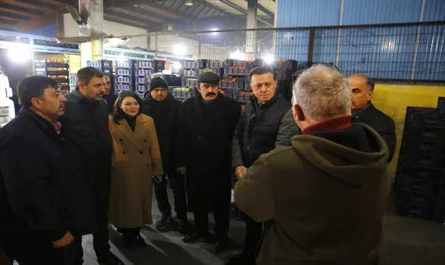 Eskişehir Büyükşehir Belediye Başkan adayı Hatipoğlu, hal esnafını ziyaret etti Eskişehir Büyükşehir Belediye Başkan adayı Hatipoğlu, hal esnafını ziyaret etti