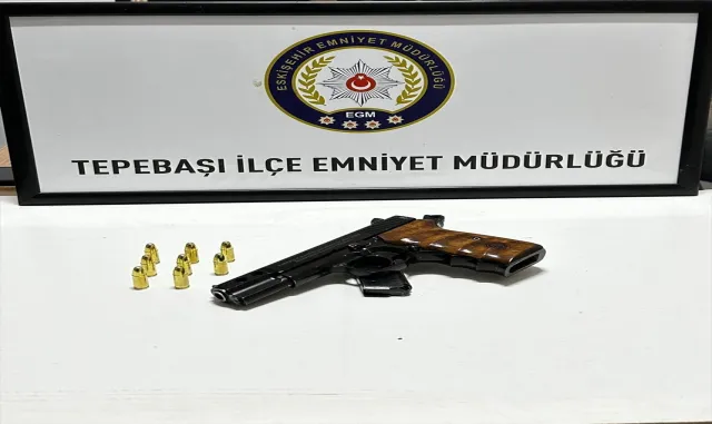 Eskişehir’de ruhsatsız tabanca ele geçirildi Eskişehir’de ruhsatsız tabanca ele geçirildi