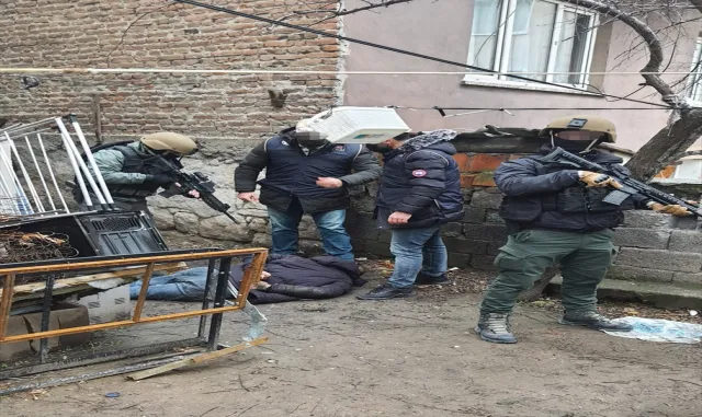 Eskişehir’de yakalanan terör örgütü DEAŞ mensubu adliyeye sevk edildi Eskişehir’de yakalanan terör örgütü DEAŞ mensubu adliyeye sevk edildi