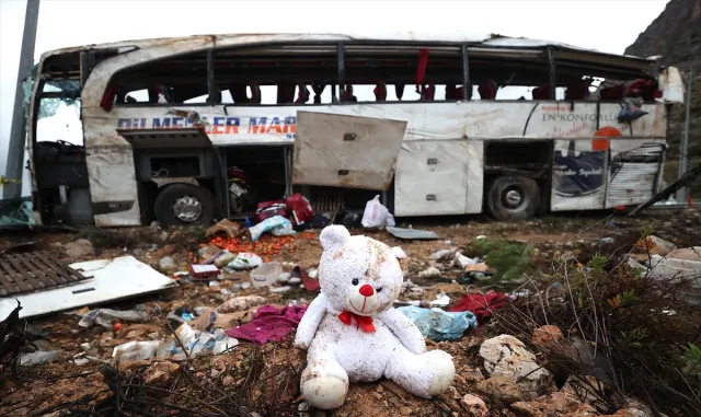 GÜNCELLEME 3 - Mersin’de devrilen yolcu otobüsündeki 9 kişi öldü, 30 kişi yaralandı GÜNCELLEME 3 - Mersin’de devrilen yolcu otobüsündeki 9 kişi öldü, 30 kişi yaralandı