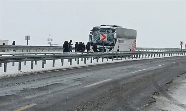GÜNCELLEME 4 - Kars’ta iki otobüsün karıştığı zincirleme trafik kazasında 2 kişi öldü, 8 kişi yaralandı GÜNCELLEME 4 - Kars’ta iki otobüsün karıştığı zincirleme trafik kazasında 2 kişi öldü, 8 kişi yaralandı