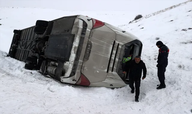 GÜNCELLEME - Sivas’ta cenazeden dönenleri taşıyan otobüs devrildi, 20 kişi yaralandı GÜNCELLEME - Sivas’ta cenazeden dönenleri taşıyan otobüs devrildi, 20 kişi yaralandı