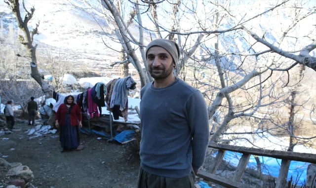 Hakkari’de evlerinde çatlak oluşan vatandaşlar deprem anını anlattı Hakkari’de evlerinde çatlak oluşan vatandaşlar deprem anını anlattı