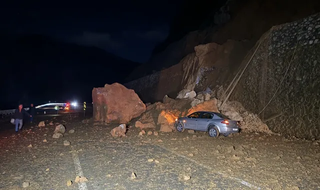 Heyelan nedeniyle ulaşımda aksama yaşanan Zonguldak-Ankara kara yolundaki çalışma sürüyor Heyelan nedeniyle ulaşımda aksama yaşanan Zonguldak-Ankara kara yolundaki çalışma sürüyor