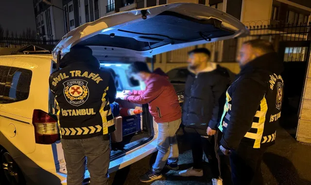 İstanbul’da araçlarıyla konvoy oluşturup yolu kapatan 6 sürücü yakalandı İstanbul’da araçlarıyla konvoy oluşturup yolu kapatan 6 sürücü yakalandı