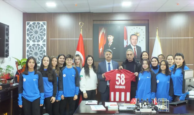 Kadın futbol takımı Polatlıspor deplasmanına uğurlandı Kadın futbol takımı Polatlıspor deplasmanına uğurlandı