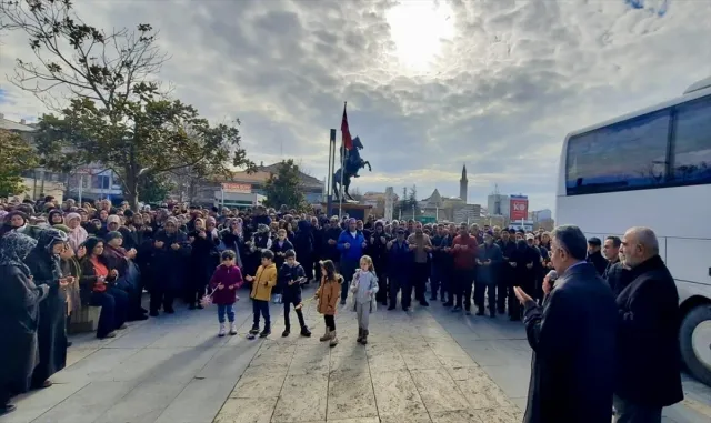 Kırşehir’de 40 vatandaş umreye uğurlandı Kırşehir’de 40 vatandaş umreye uğurlandı