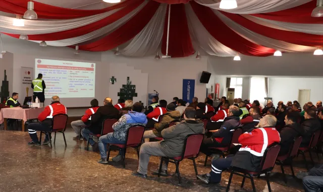 Kırşehir’de sürücülere güvenli sürüş kuralları anlatıldı Kırşehir’de sürücülere güvenli sürüş kuralları anlatıldı