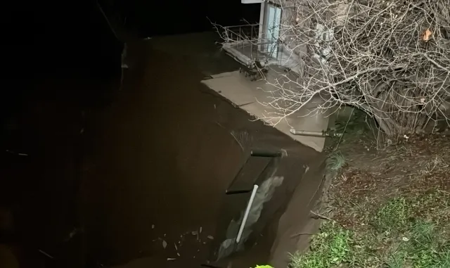 Kocaeli’de heyelan nedeniyle yıkılma tehlikesi bulunan bina boşaltıldı Kocaeli’de heyelan nedeniyle yıkılma tehlikesi bulunan bina boşaltıldı