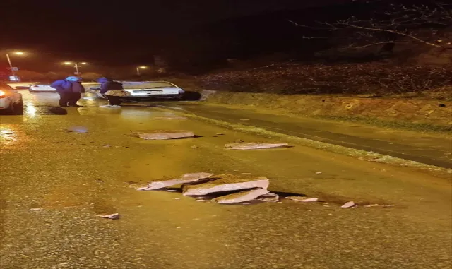 Nallıhan’da yola düşen kaya parçaları otomobilde hasara neden oldu Nallıhan’da yola düşen kaya parçaları otomobilde hasara neden oldu