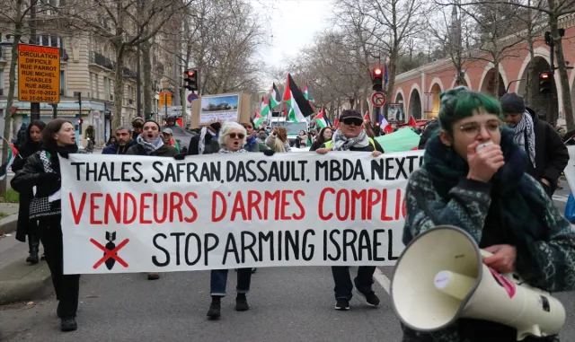 Paris’te, Filistin destekçileri gösteri düzenledi Paris’te, Filistin destekçileri gösteri düzenledi