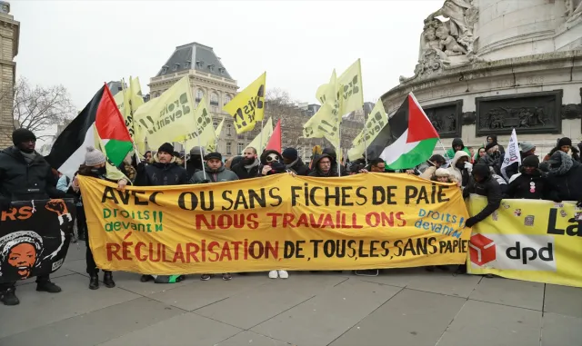 Paris’te hükümetin tartışmalı göç yasası protesto edildi Paris’te hükümetin tartışmalı göç yasası protesto edildi