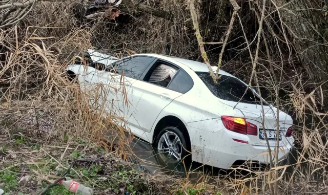 Sakarya’da sulama kanalına devrilen otomobildeki 3 kişi yaralandı Sakarya’da sulama kanalına devrilen otomobildeki 3 kişi yaralandı