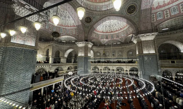 "Şehitlerimize rahmet, Filistin’e destek" etkinliği için on binlerce kişi Galata Köprüsü’ne yürüdü "Şehitlerimize rahmet, Filistin’e destek" etkinliği için on binlerce kişi Galata Köprüsü’ne yürüdü