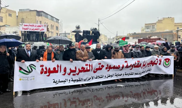 Ürdün’de yağmurlu havaya rağmen Gazze’ye destek gösterisi düzenlendi Ürdün’de yağmurlu havaya rağmen Gazze’ye destek gösterisi düzenlendi