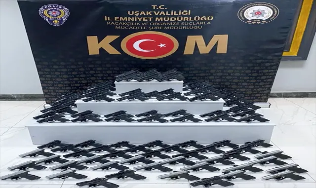 Uşak’ta bir otomobilde 100 ruhsatsız tabanca ele geçirildi Uşak’ta bir otomobilde 100 ruhsatsız tabanca ele geçirildi