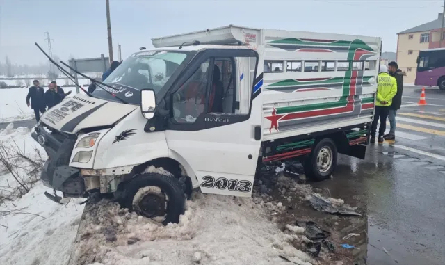 Van’da kamyonet ile hafif ticari aracın çarpıştığı kazada 7 kişi yaralandı Van’da kamyonet ile hafif ticari aracın çarpıştığı kazada 7 kişi yaralandı