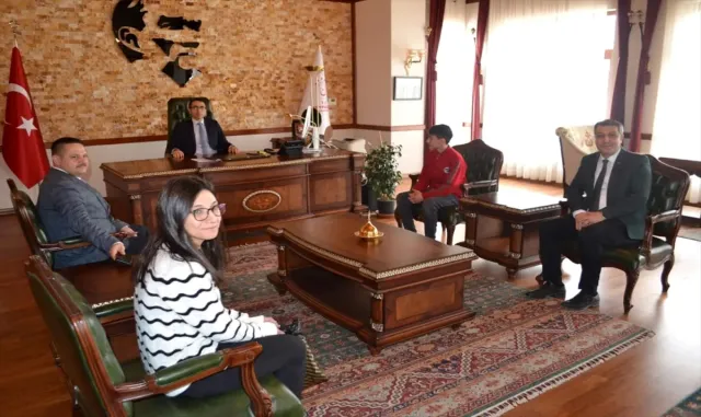 Wushu şampiyonu öğrenci Beypazarı Kaymakamı Yılmaz’ı ziyaret etti Wushu şampiyonu öğrenci Beypazarı Kaymakamı Yılmaz’ı ziyaret etti