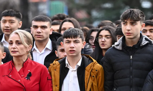 Depremlerde hayatını kaybedenler için okullarda saygı duruşunda bulunuldu Depremlerde hayatını kaybedenler için okullarda saygı duruşunda bulunuldu
