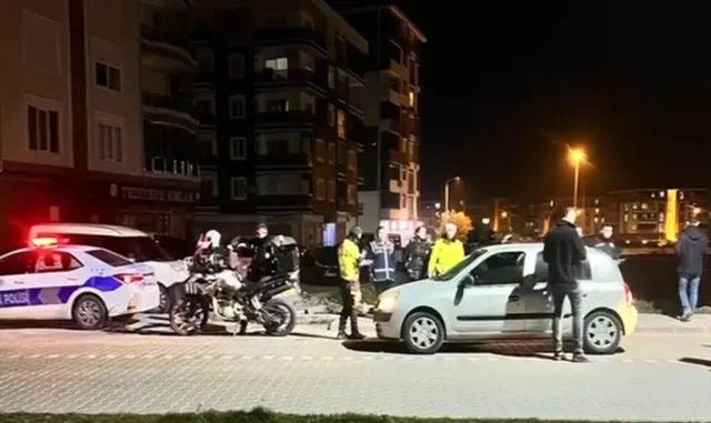 Edremit’te asayiş ve trafik uygulamasında aranan 6 şüpheli yakalandı Edremit’te asayiş ve trafik uygulamasında aranan 6 şüpheli yakalandı