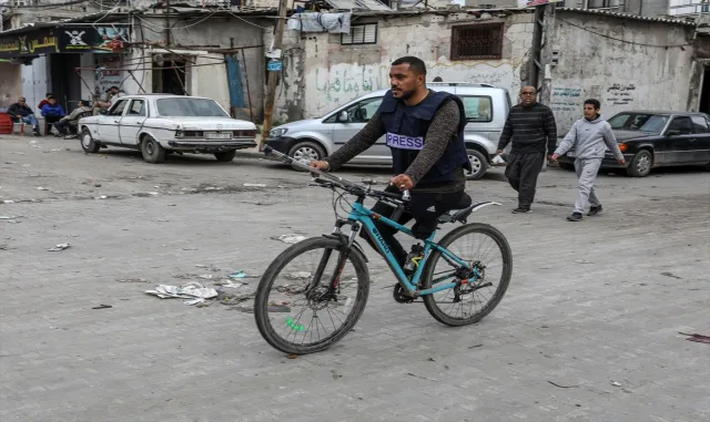 Filistinli gazeteci, tek bacağıyla sürdüğü bisikletiyle İsrail’in Gazze’deki katliamlarını belgeliyor Filistinli gazeteci, tek bacağıyla sürdüğü bisikletiyle İsrail’in Gazze’deki katliamlarını belgeliyor