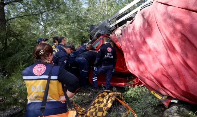 GÜNCELLEME - Muğla’da ormanlık alana devrilen kamyonun sürücüsü öldü GÜNCELLEME - Muğla’da ormanlık alana devrilen kamyonun sürücüsü öldü