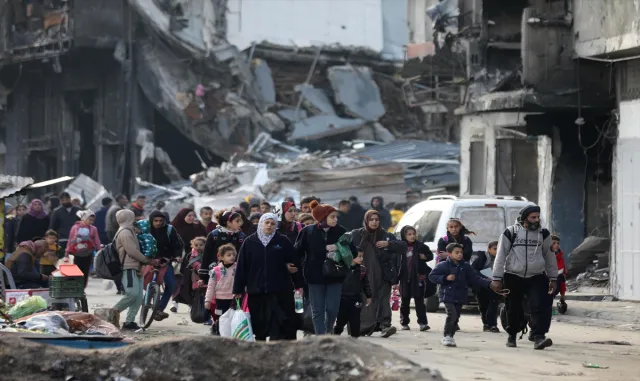 İsrail’in kıtlığa sürüklediği Gazze’nin kuzeyindeki Filistinliler yerlerinden olmaya devam ediyor İsrail’in kıtlığa sürüklediği Gazze’nin kuzeyindeki Filistinliler yerlerinden olmaya devam ediyor