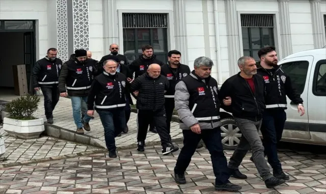 Kocaeli’de yağma iddiasıyla yakalanan 4 zanlıdan 2’si tutuklandı Kocaeli’de yağma iddiasıyla yakalanan 4 zanlıdan 2’si tutuklandı