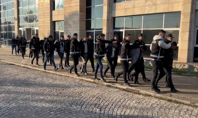 Kütahya’da tefecilik operasyonunda yakalanan zanlılardan 3’ü tutuklandı Kütahya’da tefecilik operasyonunda yakalanan zanlılardan 3’ü tutuklandı