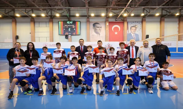 Nevşehir’de düzenlenen Okul Sporları Küçükler Voleybol Grup Müsabakaları tamamlandı Nevşehir’de düzenlenen Okul Sporları Küçükler Voleybol Grup Müsabakaları tamamlandı