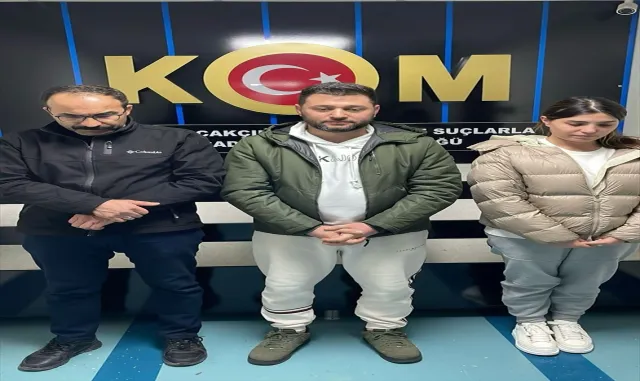Nitelikli dolandırıcılık iddiasıyla yakalanan holding sahibi çift İzmir’e getirildi Nitelikli dolandırıcılık iddiasıyla yakalanan holding sahibi çift İzmir’e getirildi