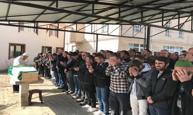 Sakarya’da boşanma aşamasındaki eşi tarafından öldürülen kadının cenazesi defnedildi Sakarya’da boşanma aşamasındaki eşi tarafından öldürülen kadının cenazesi defnedildi