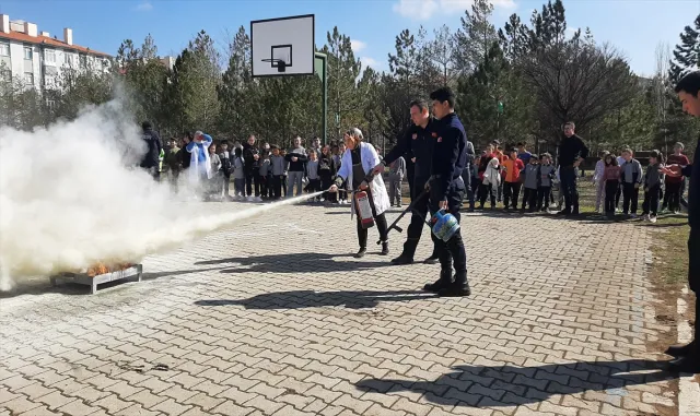 Sarıoğlan’da öğrencilere yangın güvenliği eğitimi verildi Sarıoğlan’da öğrencilere yangın güvenliği eğitimi verildi