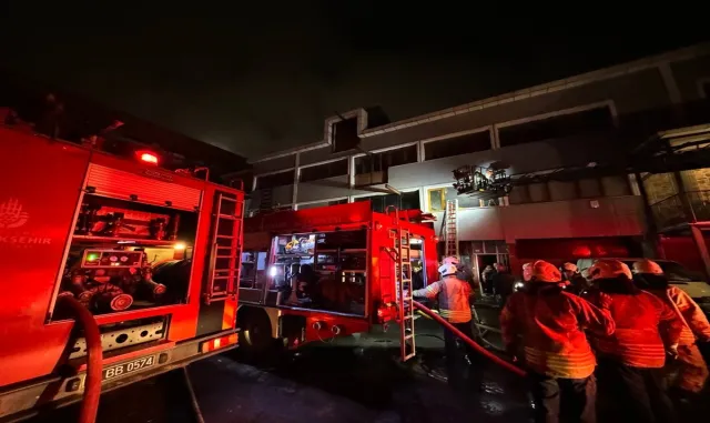 Zeytinburnu’nda iş yerinde çıkan yangın söndürüldü Zeytinburnu’nda iş yerinde çıkan yangın söndürüldü