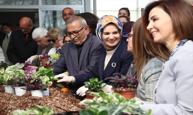 Aile ve Sosyal Hizmetler Bakanı Göktaş, huzurevi sakinleriyle çiçek dikti: Aile ve Sosyal Hizmetler Bakanı Göktaş, huzurevi sakinleriyle çiçek dikti: