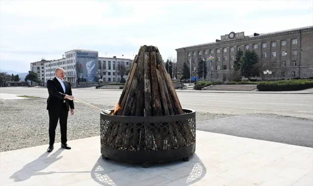 Azerbaycan Cumhurbaşkanı Aliyev, Hankendi’de Nevruz ateşini yaktı: Azerbaycan Cumhurbaşkanı Aliyev, Hankendi’de Nevruz ateşini yaktı: