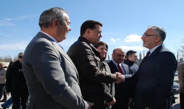 Bakan Işıkhan, Eskişehir’de sendika ve STK temsilcileriyle bir araya geldi: Bakan Işıkhan, Eskişehir’de sendika ve STK temsilcileriyle bir araya geldi: