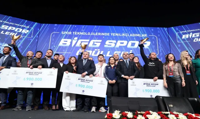 Bakan Kacır: "Spor teknolojileri pazarının büyüklüğünün 10 yıl içinde 53 milyar dolara ulaşması öngörülüyor" Bakan Kacır: "Spor teknolojileri pazarının büyüklüğünün 10 yıl içinde 53 milyar dolara ulaşması öngörülüyor"