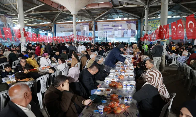 Bakan Yerlikaya ve AK Parti Sözcüsü Çelik, Adana’da iftara katıldı Bakan Yerlikaya ve AK Parti Sözcüsü Çelik, Adana’da iftara katıldı