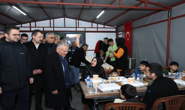 Başkan Büyükkılıç, iftar çadırını ziyaret etti Başkan Büyükkılıç, iftar çadırını ziyaret etti
