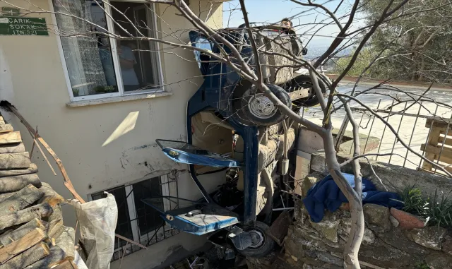 Bursa’da iki bina arasındaki boşlukta asılı kalan otomobilin sürücüsü hastanede öldü Bursa’da iki bina arasındaki boşlukta asılı kalan otomobilin sürücüsü hastanede öldü