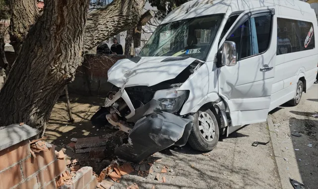 Çorum’da otomobil ile öğrenci servisi çarpıştı, 15’i öğrenci 16 kişi yaralandı Çorum’da otomobil ile öğrenci servisi çarpıştı, 15’i öğrenci 16 kişi yaralandı