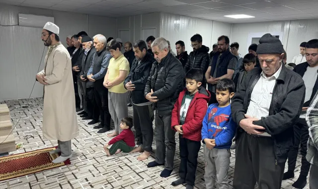 Deprem bölgesinde ilk teravih namazı kılındı Deprem bölgesinde ilk teravih namazı kılındı