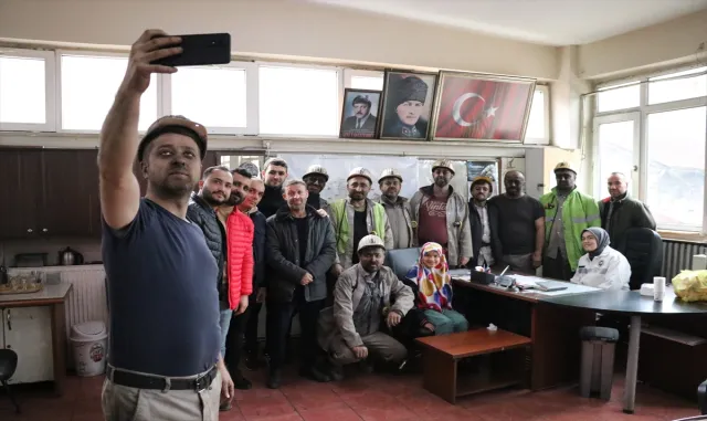 Depremzede genç kız enkazdan çıkmasını sağlayan madencilerle Zonguldak’ta buluştu Depremzede genç kız enkazdan çıkmasını sağlayan madencilerle Zonguldak’ta buluştu