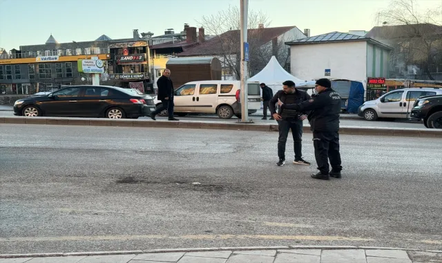 Erzurum’da kavga edenleri ayırmak isterken silahla vurulan kişi yaralandı Erzurum’da kavga edenleri ayırmak isterken silahla vurulan kişi yaralandı