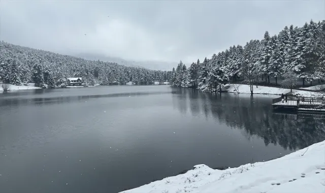 Gölcük Tabiat Parkı’na kar yağdı Gölcük Tabiat Parkı’na kar yağdı